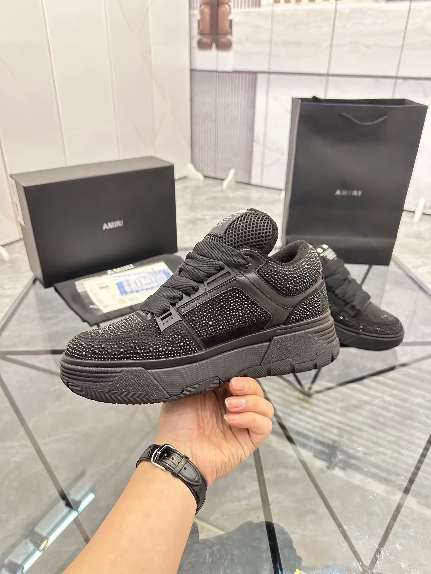 Men's shoes: 💰P760¥ Guangzhou top quality Product trademark: AMIRI* "Amir*] low-top casual shoes Regular size: 39-44 (can be customized to 45) Product material: imported first-layer cowhide leather upper, professional hot-drilling process, breathable lining, original outsole. Number: 525